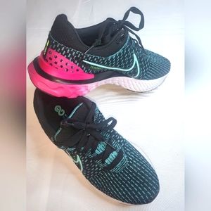 EUC Nike React Flyknit size 9